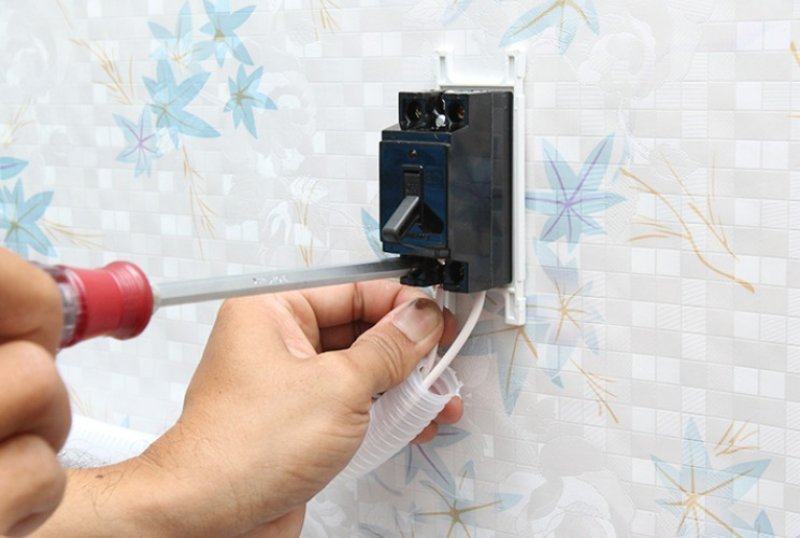 Giải đáp: Bếp từ Nhật có nên lắp aptomat không?