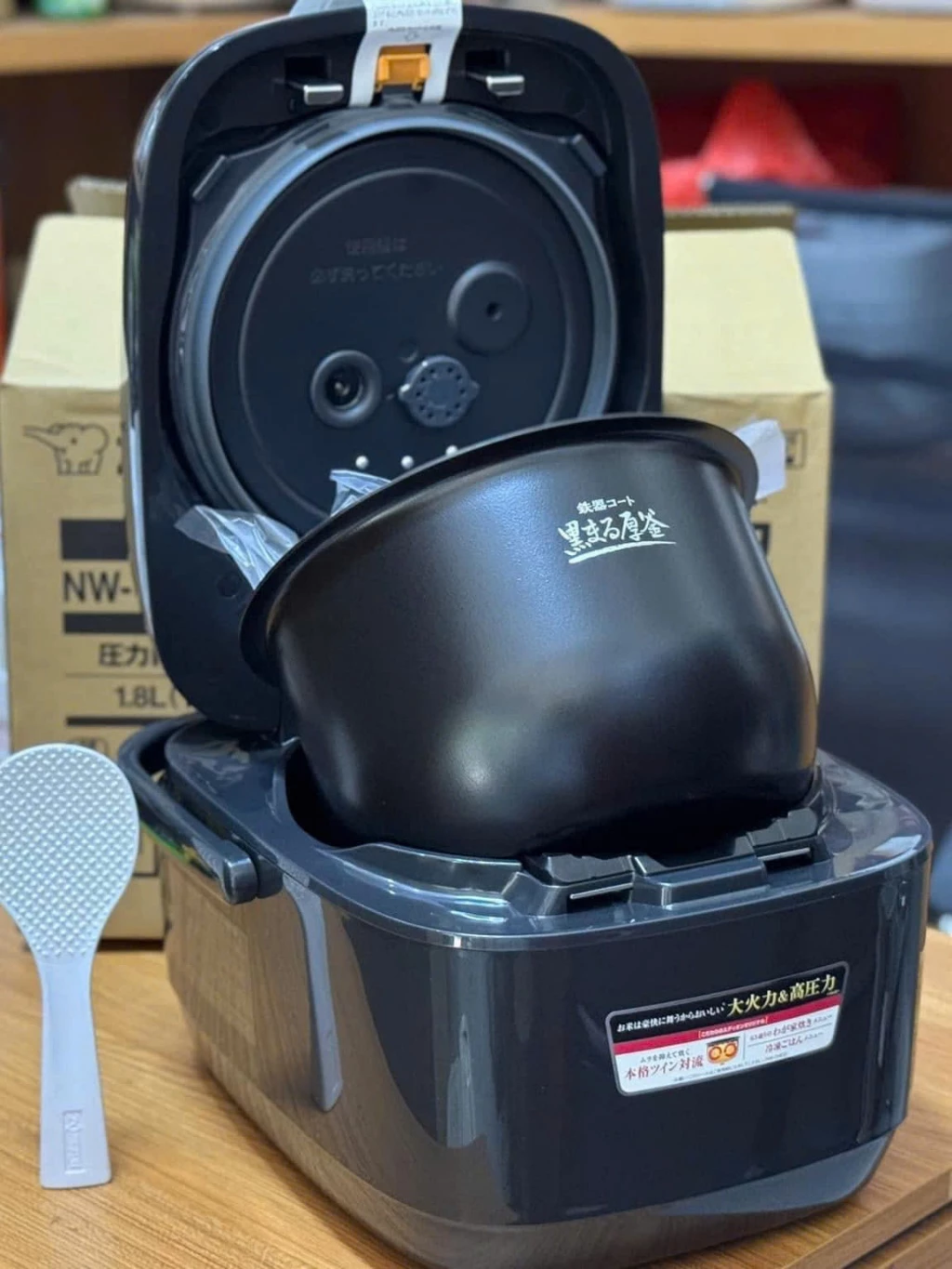 nồi cơm điện Zojirushi NW-CH18E2