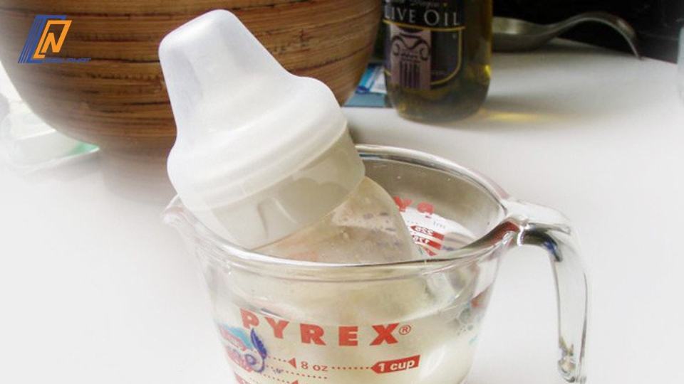 Cách hâm sữa cho con khi lấy từ trong tủ đông