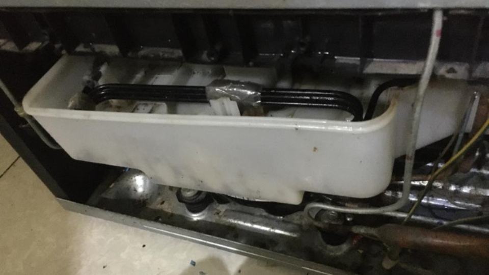 Tủ lạnh bị chảy nước phía sau