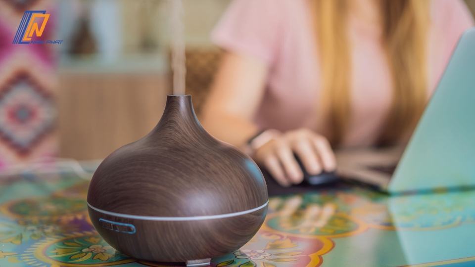 Bật điều hòa có dùng được máy xông tinh dầu không