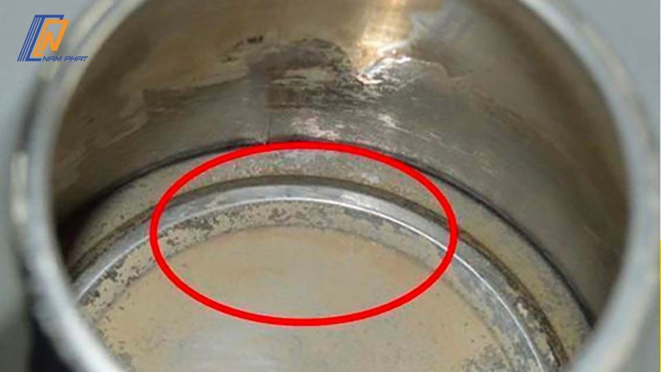 cặn trắng trong nước ion kiềm có nguy hiểm không