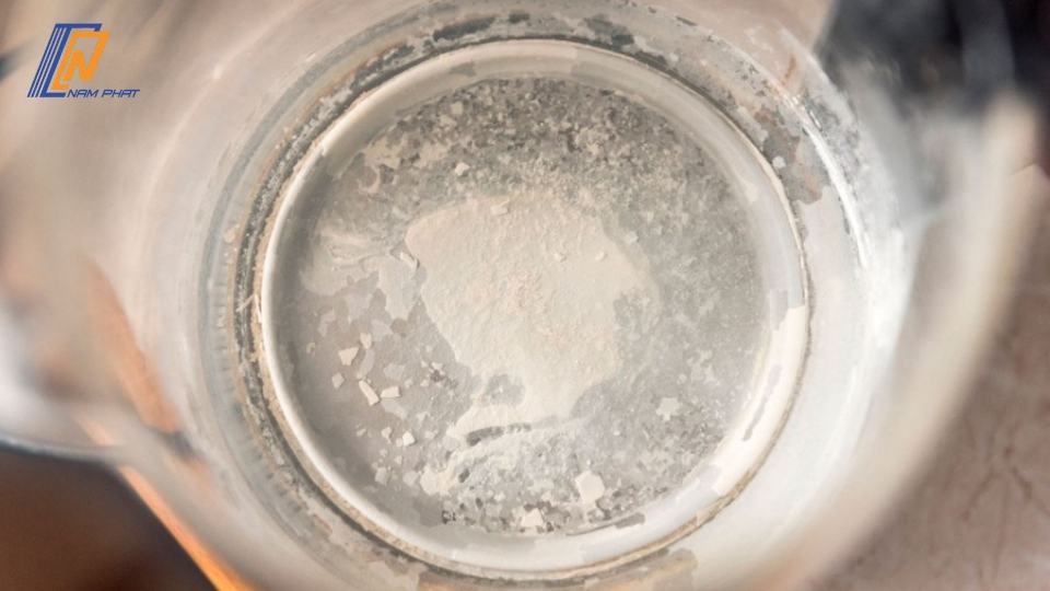 cặn trắng trong nước ion kiềm có nguy hiểm không