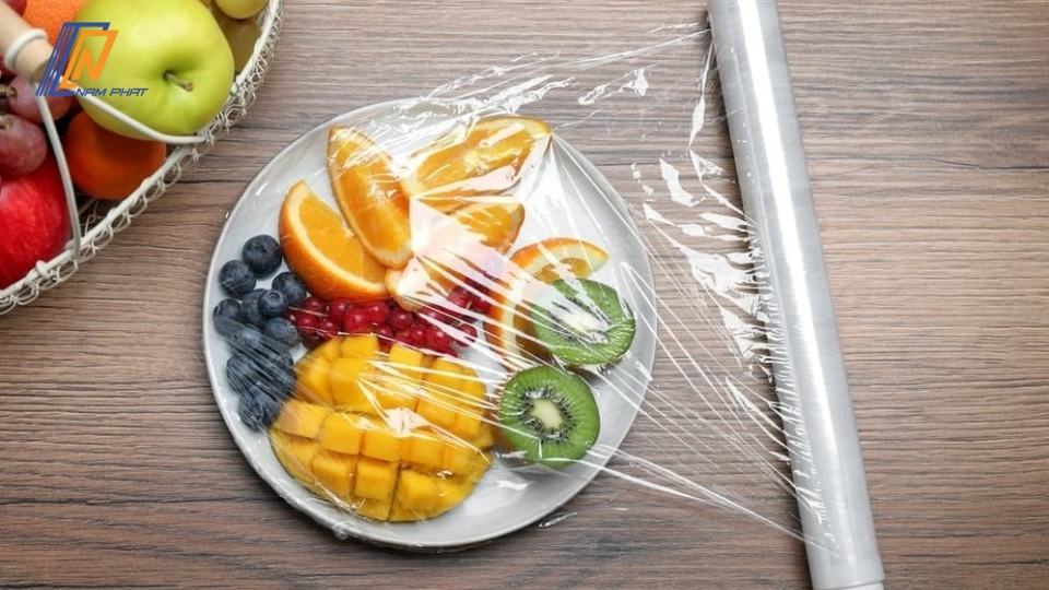 nên dùng hộp nhựa hay màng bọc thực phẩm khi cất đồ trong tủ lạnh