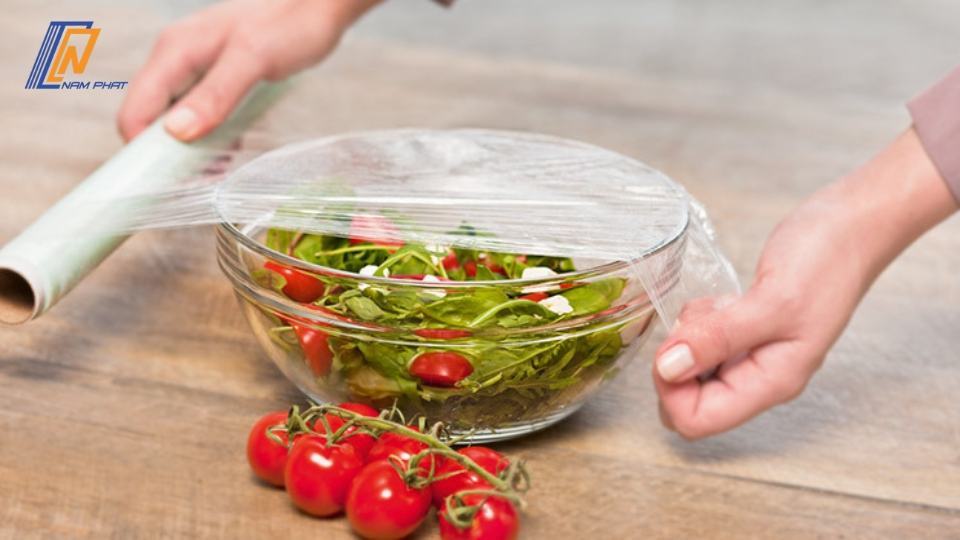 nên dùng hộp nhựa hay màng bọc thực phẩm khi cất đồ trong tủ lạnh