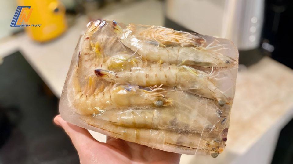 cách bảo quản tôm trong tủ lạnh không bị đen
