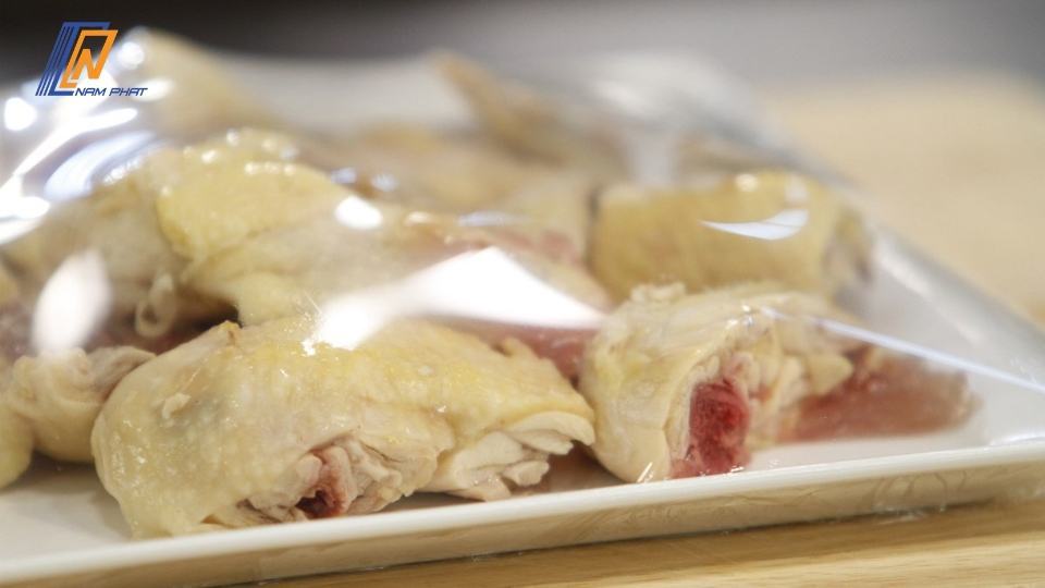 chế biến gà luộc để tủ lạnh