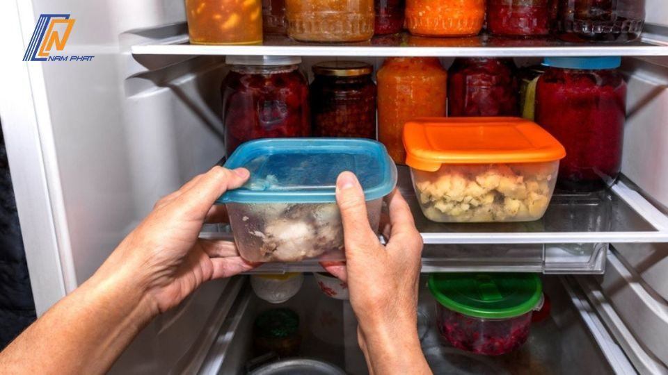 bỏ đồ nóng vào tủ lạnh có sao không