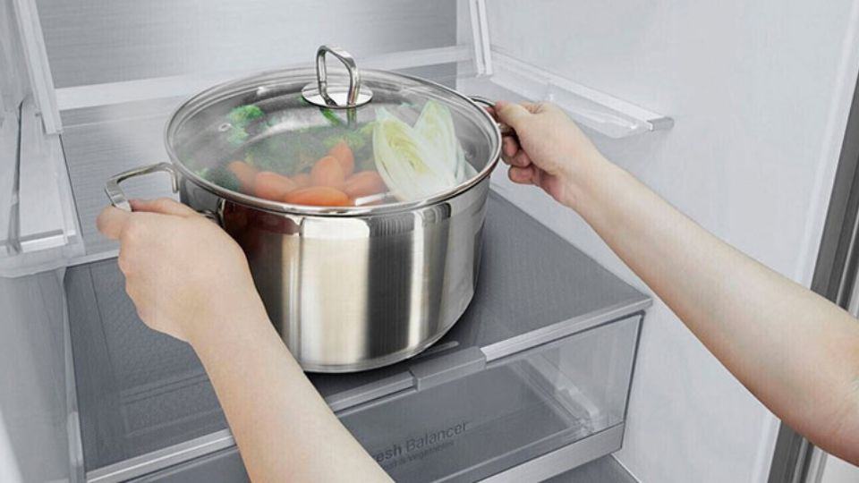 bỏ đồ nóng vào tủ lạnh có sao không