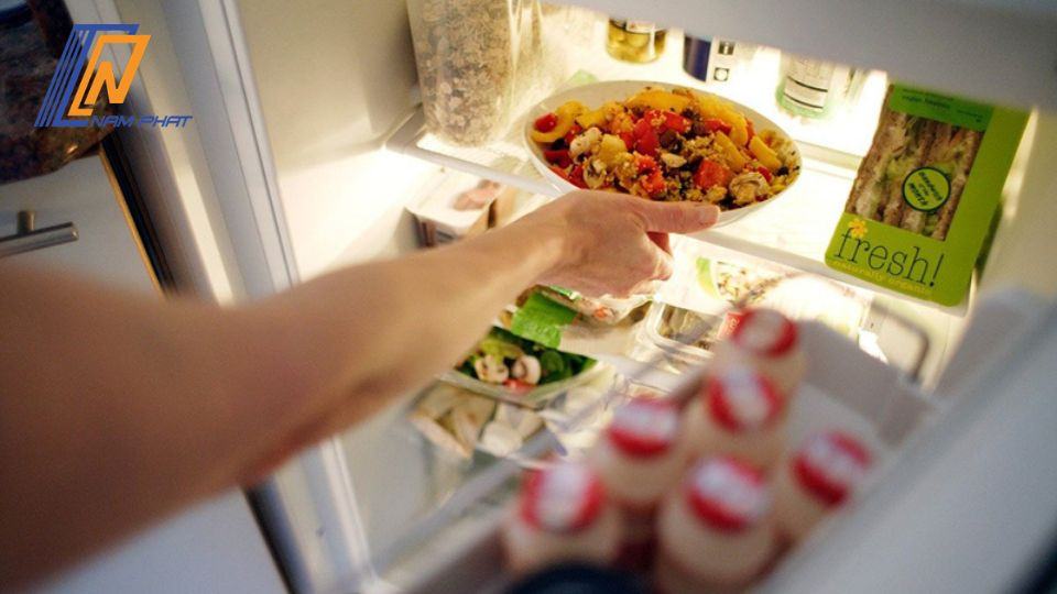 bỏ đồ nóng vào tủ lạnh có sao không