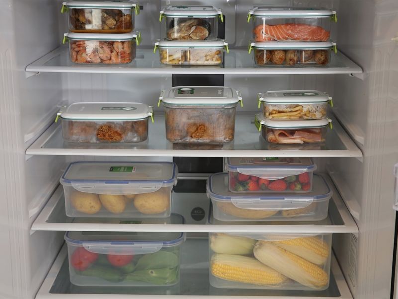 Xếp đồ trong tủ lạnh gọn gàng 